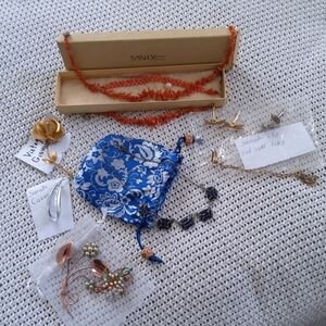 Vintage Jewelry:2 Necklaces 4 Brooches 2 Bracelets 2 Set Cufflinks 1 Sweater Cli